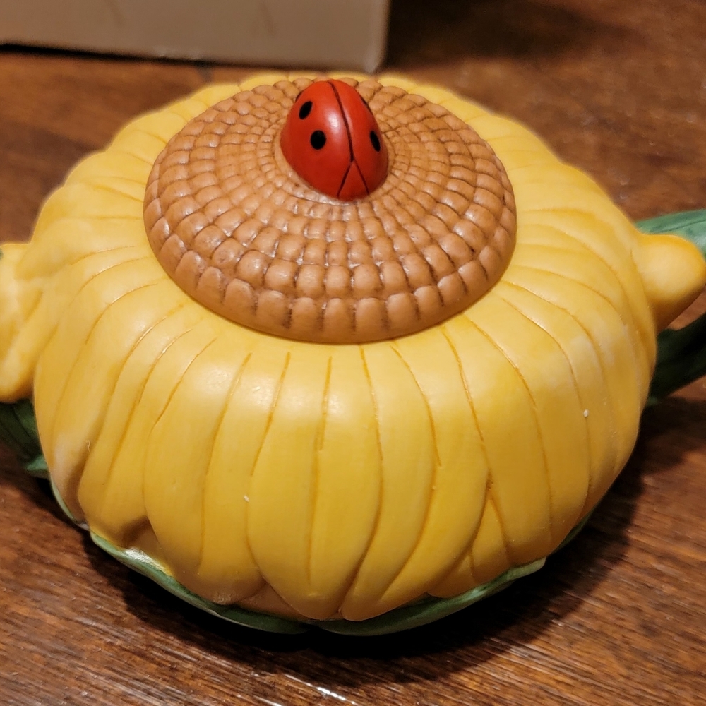 Teapot - Picture 2 of 16